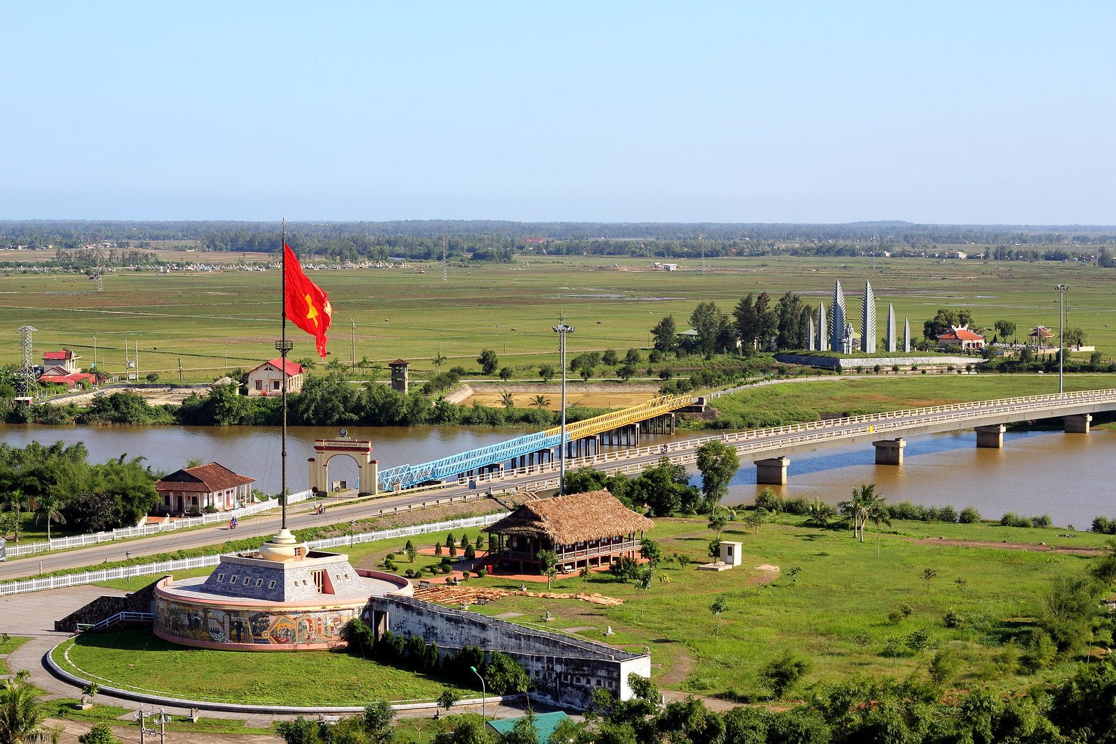 Sông Bến Hải và cầu Hiền Lương